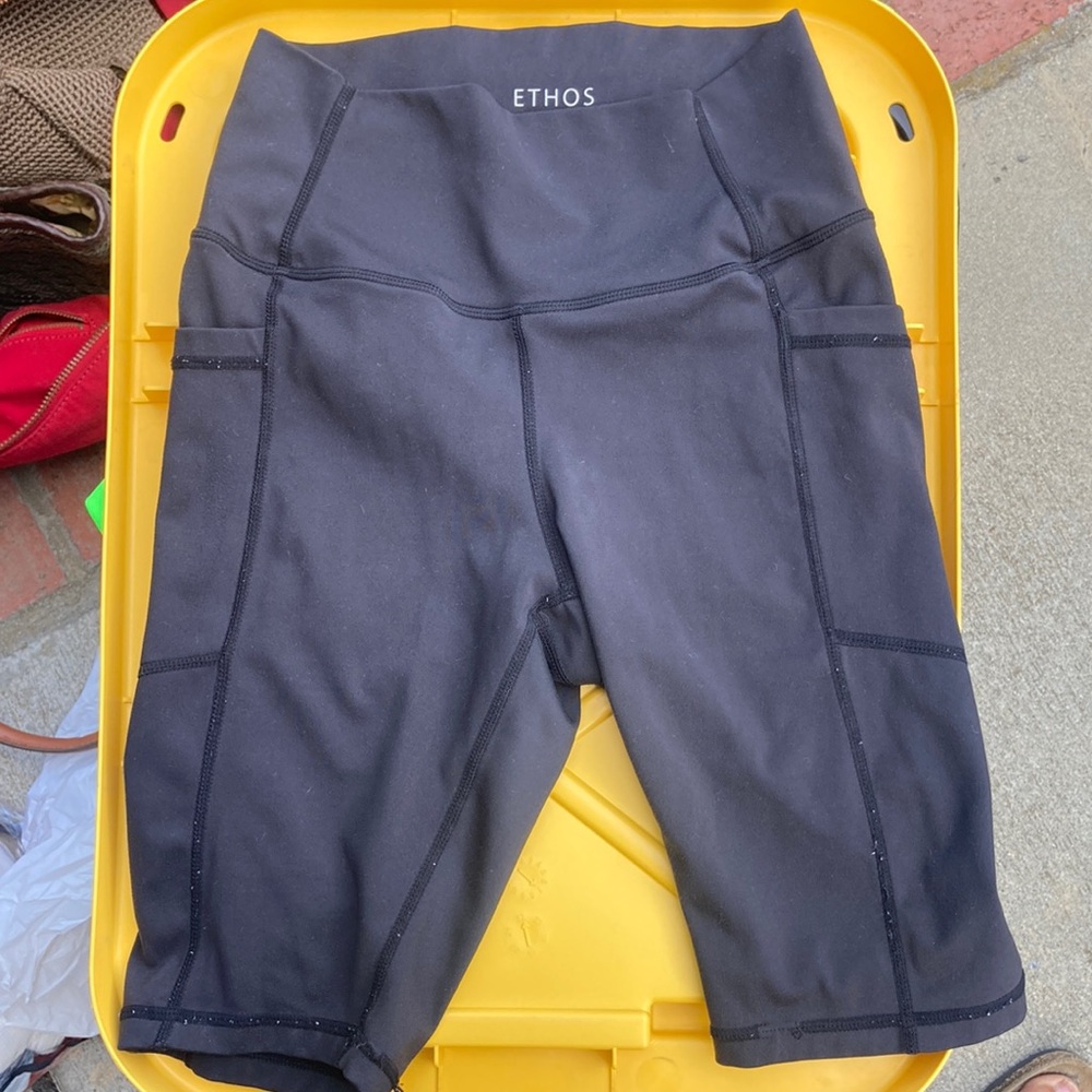 Women’s Ethos workout shorts in black size small 2 side pockets